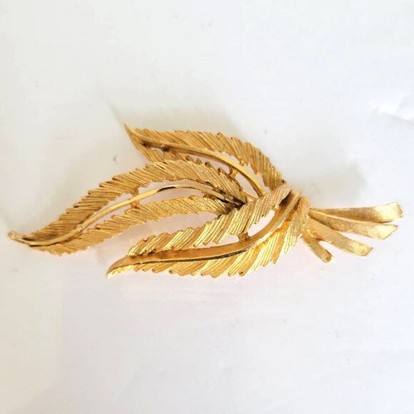 Vintage BSK Brooch Women's MCM Gold Textural Leaf Signed Fall Leaf 1940s 1950s - Picture 1 of 9